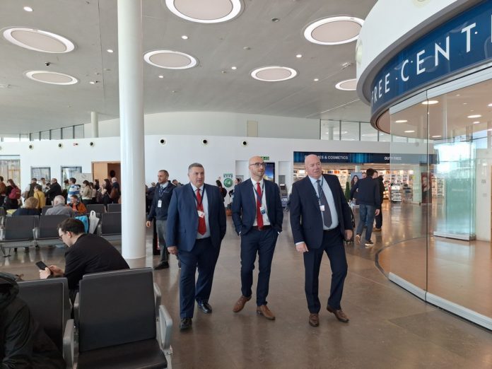 Visita al Aeropuerto Internacional de Gibraltar del Ministro Santos (2)