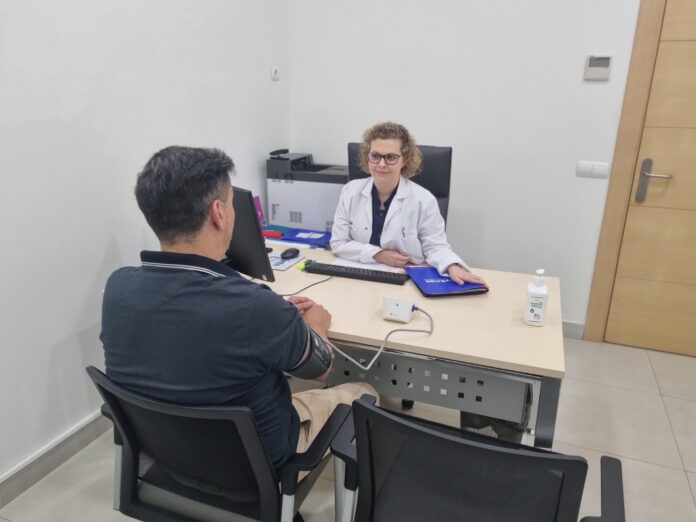 La Dra. María Victoria García Martínez en consulta
