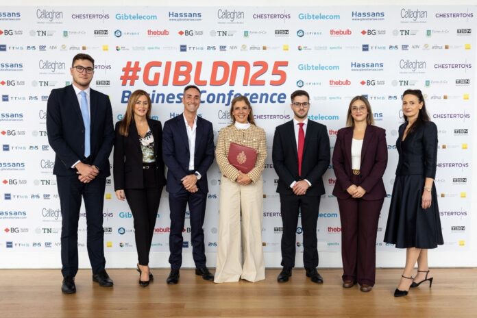 G. Arias-Vásquez (centro) junto a otros asistentes al evento