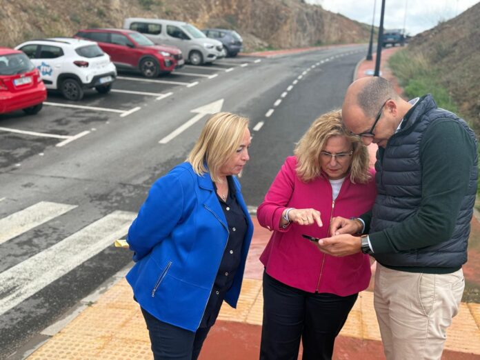 Hernández-Mula-y-Sánchez-en-una-de-las-zonas-de-Torreblanca-donde-se-han-creado-plazas-de-aparcamiento