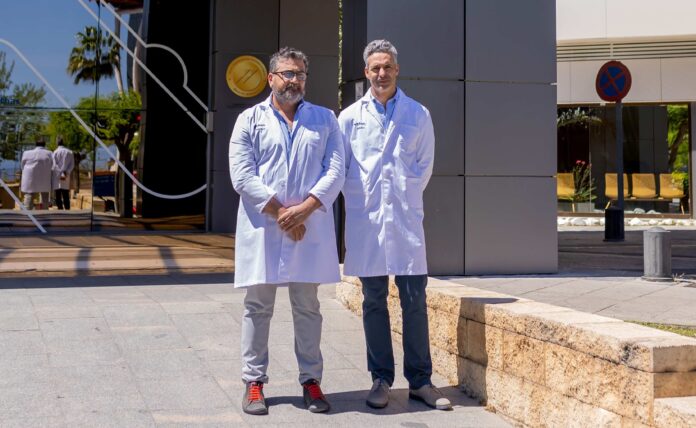 De izquierda a derecha Dr. Fernández García y Dr. Lobato Bancalero